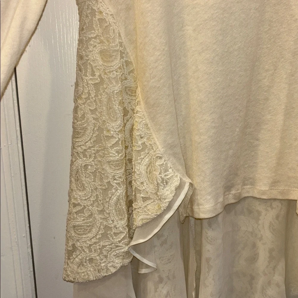 FREE PEOPLE TOP CREAM COLORED HI LOW HEM WITH LACE PANELS ON THE SIDES AND BACK